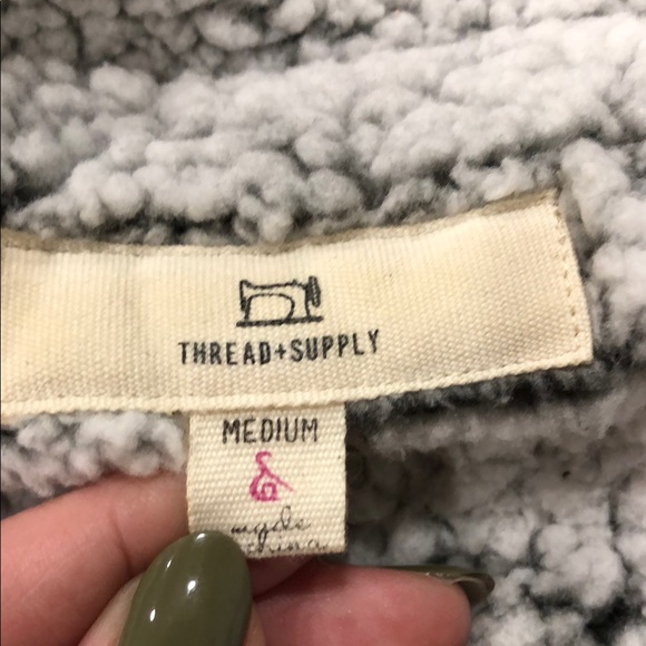 Thread & Supply Women’s Cozy White Sherpa Pullover With Pockets Size Medium - Picture 4 of 6